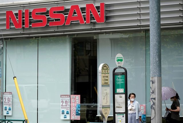 La gente se para al lado de un concesionario cerrado de Nissan en Tokio, Japón, el 28 de julio de 2020. EFE
