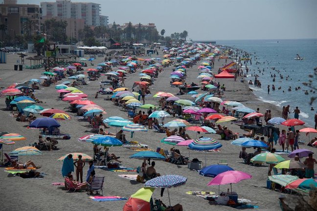 Vista general de la Playa de Salobreña, que hoy sábado ha registrado una importante afluencia de gente por la subida de las temperaturas en el primer fin de semana de agosto. EFE/Alba Feixas