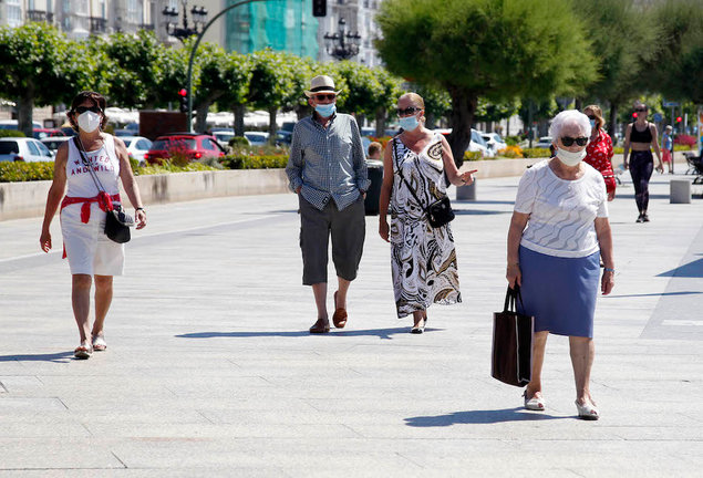 Varias personas con mascarilla pasean junto al embarcadero de La Regina en Santander. / J.R.