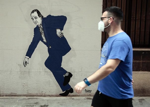 Un graffiti del Rey emérito Juan Carlos I, firmado por el artista gallego apodado el Primo de Banksy , este miñercoles en una céntrica calle de Valencia.EFE/ Biel Aliño