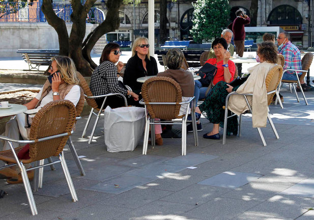 Varias personas sentadas en una terraza en la Plaza Pombo de Santander. / J. R.