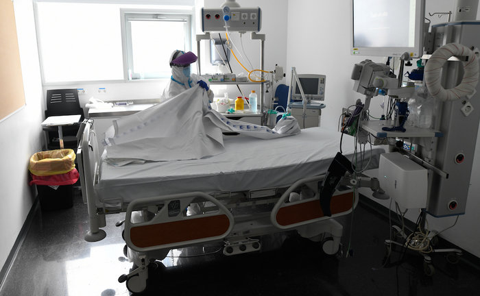Un sanitario prepara la habitación en la zona de la UCI en el Hospital Marqués de Valdecilla. / ALERTA / CUBERO