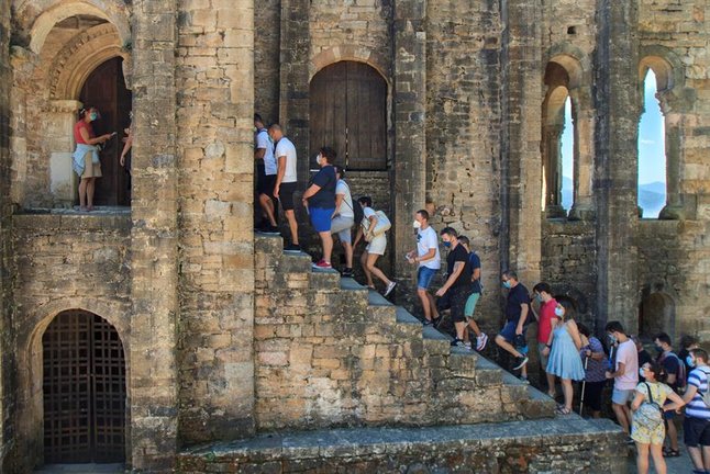Grupos de turistas en el exterior del monumento prerrománico de Santa María del Narancos, a cuatro kilómetros de Oviedo, sobre la ladera sur del Monte Naranco, en un día que Asturias está en alerta amarilla por altas temperaturas que podrían alcanzar los 36 grados.- EFE/Alberto Morante