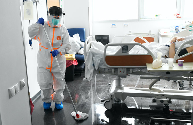 Una sanitario desinfecta la habitación de un paciente afectado por coronavirus en el Hospital Marqués de Valdecilla. / Cubero / ARCHIVO