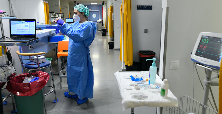 Una sanitario en la UCI del Hospital Marqués de Valdecilla donde hay 16 personas hospitalizadas. / Cubero
