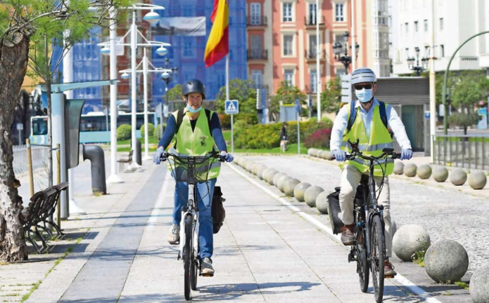 Dos personas pasean en bici por la calle Reina Victoria en Santander. / CUBERO / ARCHIVO