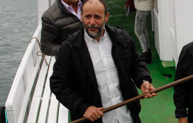Víctor Canal, a punto de entregar una bandera tras la disputa de una regata. / alerta