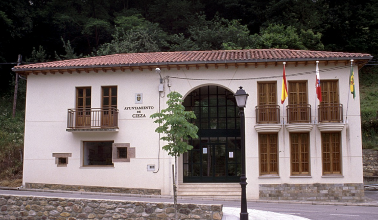 Vista del Ayuntamiento de Cieza, Cantabria. / ALERTA