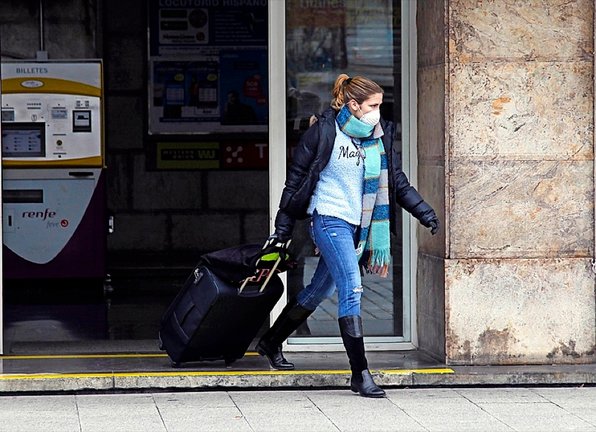 Una persona sale de la estación de Renfe de Santander con su mascarilla y guantes puestos. / J.R.