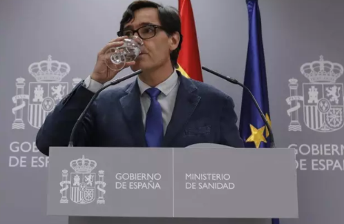 El ministro de Sanidad, Salvador Illa, bebe agua durante su comparecencia en rueda de prensa. En Madrid, (España), a 14 de agosto de 2020. - Jesús Hellín - Europa Press