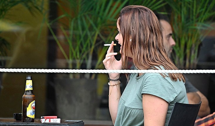 Una persona, ayer, fumando en una terraza de Santander. / HARDY