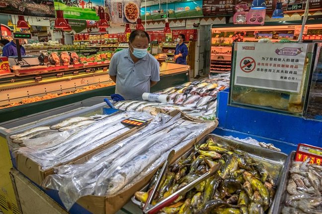 Un hombre mira pescado a la venta en un supermercado en Beijing, China, el 10 de agosto de 2020. Según las cifras publicadas por la Oficina Nacional de Estadísticas de China el 10 de agosto, el índice de precios al consumidor (IPC) del país aumentó un 2,7 por ciento interanual en julio. EFE / EPA / PILIPEY ROMANO