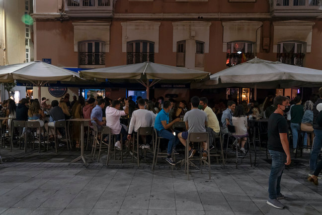 Los empresarios de los locales de ocio nocturno como protesta apagan las luces de la plaza Cañadio de Santander. / ALERTA