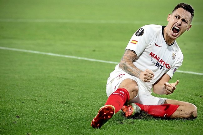 Duisburg (Germany), 11/08/2020.- Sevilla's Lucas Ocampos celebrates after scoring the 1-0 lead during the UEFA Europa League quarter final soccer match between Wolverhampton Wanderers and Sevilla FC in Duisburg, Germany 11 August 2020. (Alemania) EFE/EPA/Friedemann Vogel / POOL