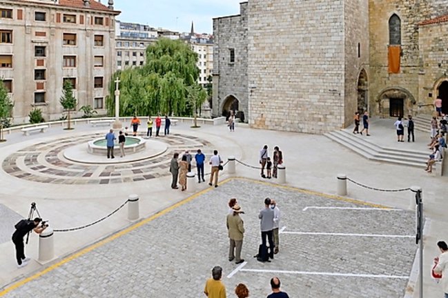 Vista de la Plaza Obispo Eguino y Trecu tras la remodelación. / alerta