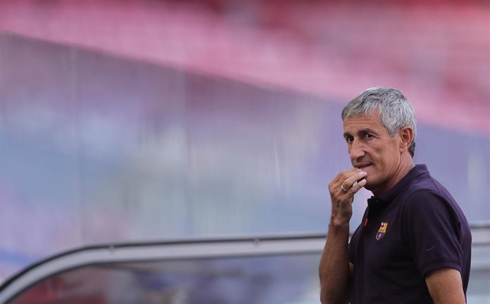 El entrenador del Barcelona, ​​Quique Setien, reacciona durante la sesión de entrenamiento del Barcelona en Lisboa, Portugal, el 13 de agosto de 2020. / EFE Manu Fernandez