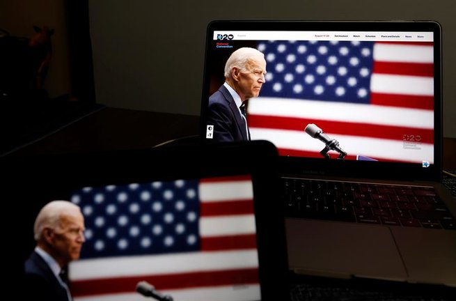 El candidato presidencial demócrata Joe Biden, mostrado en una computadora, habla durante la Convención Nacional Demócrata, en la ciudad de Nueva York, el 18 de agosto de 2020. (Elecciones, Estados Unidos, Nueva York) EFE / EPA / JASON SZENES