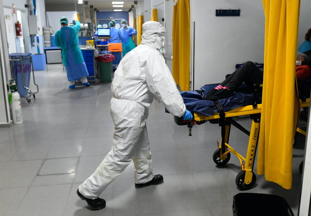 El personal sanitario en plena labor en la Unidad de Cuidados Intensivos del Hospital Marqués de Valdecilla. / Cubero