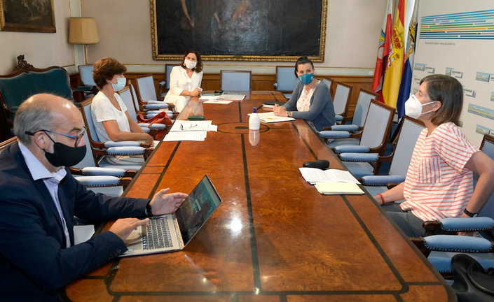 Reunión de la corporación del Ayuntamiento con la rectora de la UIMP. / ALERTA