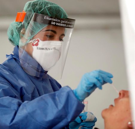 Una enfermera realiza una prueba a una sanitaria en Bilbao. EFE/Luis Tejido/Archivo