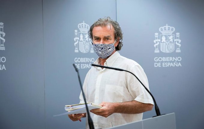 El director del Centro de Coordinación de Alertas y Emergencias Sanitarias, Fernando Simón, comparece en rueda de prensa para dar cuenta de los últimos datos de la pandemia de coronavirus en España, este jueves. EFE/ Luca Piergiovanni