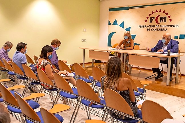 La consejera de Educación, Formación Profesional y Turismo, Marina Lombó, se reúne con miembros de la Federación de Municipios de Cantabria. / ALERTA