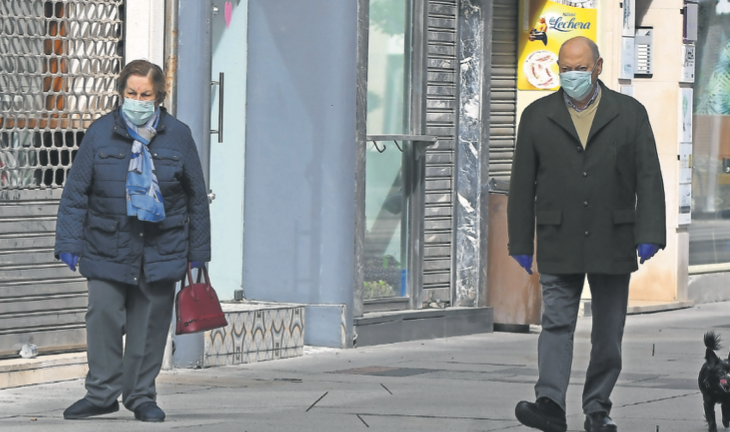 Dos personas de avanzada edad caminan por la calle en Santander con su mascarilla. / CUBERO ARCHIVO