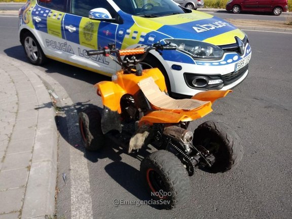 Imagen de archivo de un quad junto a un coche de Policía