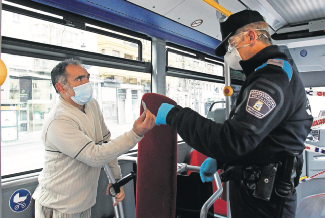 Control de la Policía Local de Santander en un autobús urbano. / josé ramón
