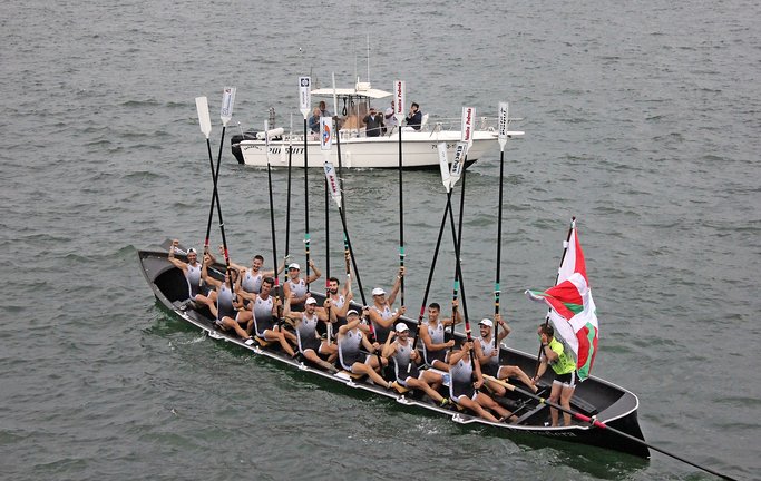 Los remeros de Pedreña celebran la bandera conseguida ayer en aguas de Getxo.