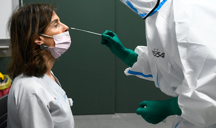 Una sanitario le realiza el test PCR a otra en la Unidad de Cuidados Intensivos de Cantabria. / ALERTA
