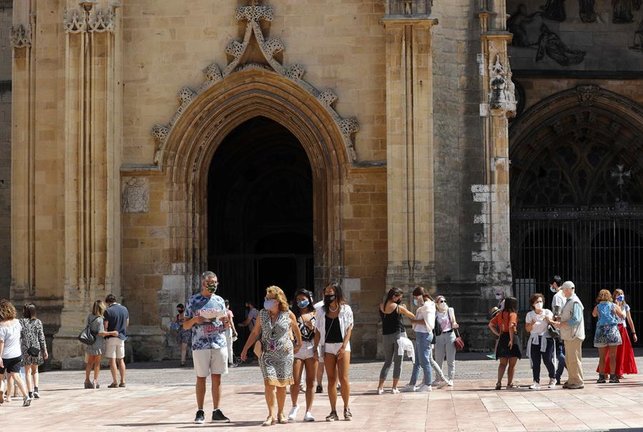 Turistas este lunes en el centro de Oviedo. EFE/ J.L. Cereijido