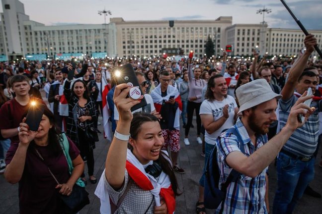La gente asiste a una protesta contra los resultados de las elecciones presidenciales, en Minsk, Bielorrusia, el 24 de agosto de 2020. EFE / EPA / TATYANA ZENKOVICH