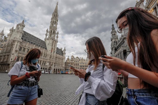 Turistas con máscaras en la Grand Place de Bruselas, Bélgica, 20 de agosto de 2020. EFE
