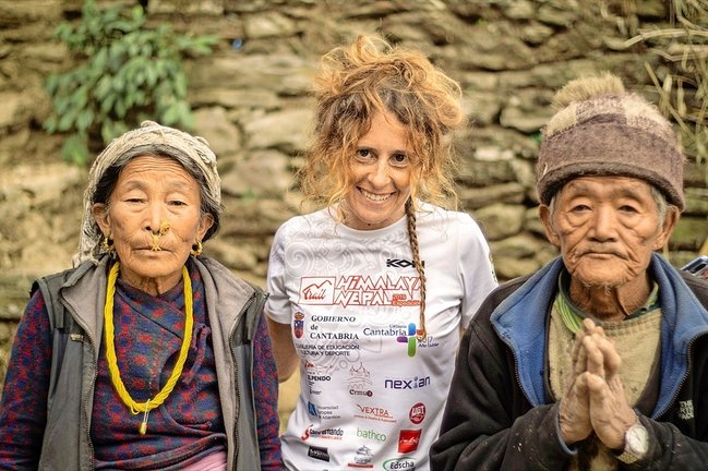 Raquel García Ceballos atravesó Nepal durante 85 días con un cámara, dos porteadores y un guía. / ARCHIVO