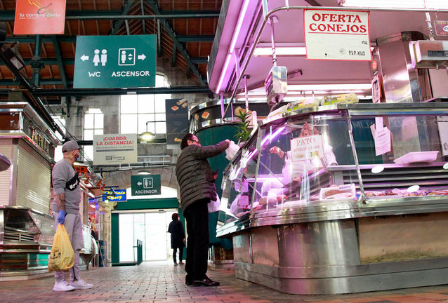 Varias personas comprando en el Mercado de la Esperanza, Santander. / J.R.