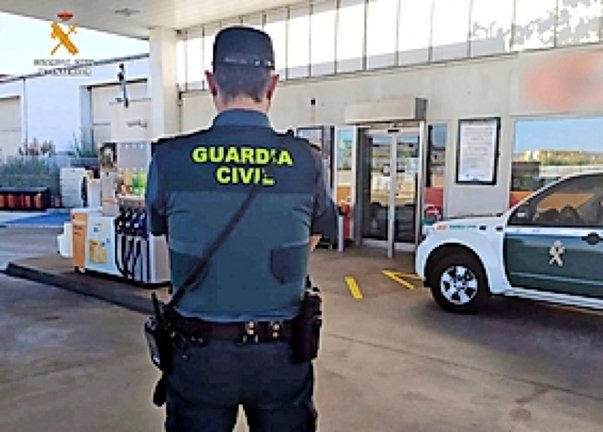 Un agente de la Guardia Civil en una gasolinera. / ALERTA