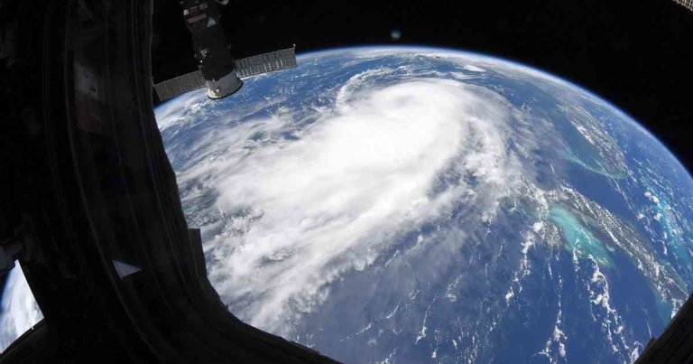 El astronauta Chris Cassidy compartió este martes, a través de su cuenta de Twitter, varias imágenes del huracán Laura. Foto: Chris Cassidy @Astro_SEAL