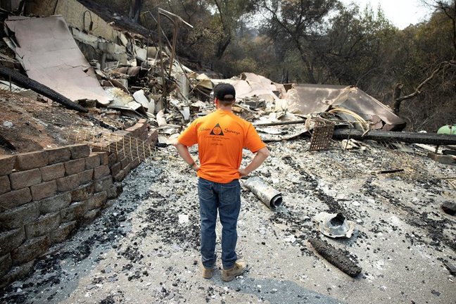 Gary Pratt inspecciona las ruinas de su casa en Spanish Flats Mobile Villa Park, después de que el LNU Lightning Complex pasara cerca del lago Berryessa, California, EE. UU.EFE/EPA/PETER DASILVA