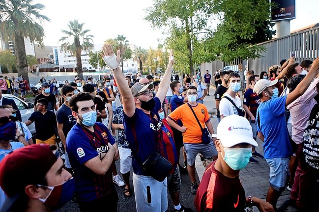 Protesta contra la directiva del Barcelona por la marcha de Messi. / EFE