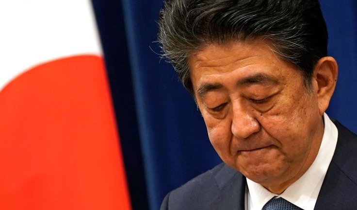 El primer ministro japonés, Shinzo Abe, habla durante una conferencia de prensa en la residencia oficial del primer ministro en Tokio, Japón, el 28 de agosto de 2020.EFE/EPA/FRANCK ROBICHON / POOL