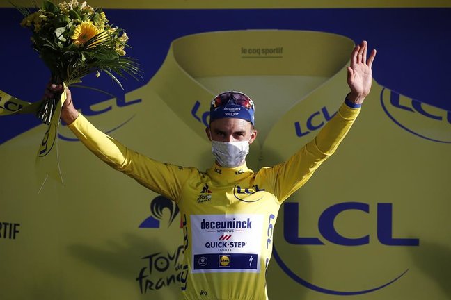 El ciclista francés Julian Alaphilippe del equipo Deceuninck Quick-Step celebra en el podio vistiendo el maillot amarillo de líder general después de ganar la segunda etapa de la 107a edición de la carrera ciclista del Tour de Francia en 186 km alrededor de Niza, Francia, 30 de agosto de 2020 (Ciclismo). , Francia, Niza) EFE / EPA / Sebastien Nogier / Pool