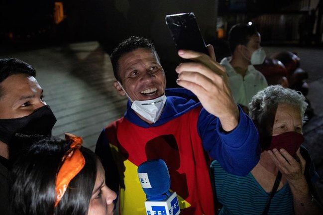 El diputado Gilber Caro ofrece declaraciones tras ser liberado hoy, en una sede de las Fuerzas de Acciones Especiales de la Policia Nacional Bolivariana, en Caracas (Venezuela). Las autoridades venezolanas comenzaron a excarcelar la noche de este lunes a los presos que fueron indultados horas antes por decreto presidencial de Nicolás Maduro, por el que 110 personas recibirán beneficios diversos, como libertad o sobreseimiento de proceso. EFE/ Rayner Peña R