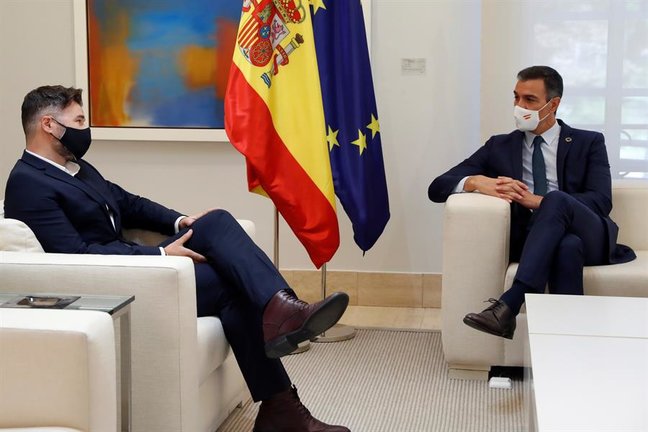 El presidente del Gobierno, Pedro Sánchez, durante su reunión con el portavoz de ERC, Gabriel Rufián (i), este jueves en el Palacio en La Moncloa. EFE/J.J. Guillén