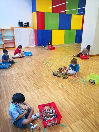 Varios niños con juguetes en una instalación del Ayuntamiento de Santander.