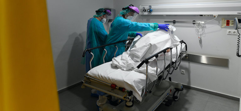 Unos sanitarios en la UCI del Hospital Marqués de Valdecill atienden a un paciente. / CUBERO / ARCHIVO