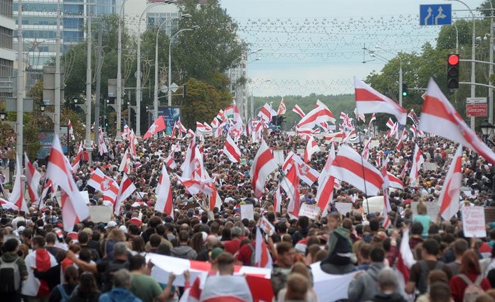 El pueblo de Bielorrusia asiste a una manifestación de protesta contra los resultados de las elecciones presidenciales, Minsk, Bielorrusia, 6 de septiembre de 2020.EFE/EPA/STRINGER