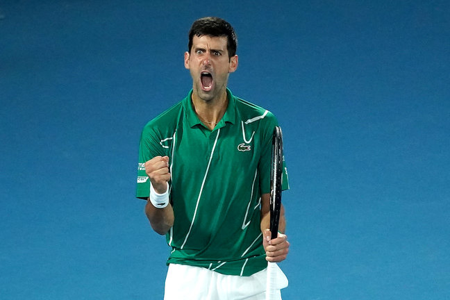 Novak Djokovic de Serbia hace un gesto durante la final de individuales masculinos contra Dominic Thiem de Austria el día 14 del torneo de tenis del Abierto de Australia en Rod Laver Arena en Melbourne, el domingo 2 de febrero de 2020.