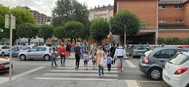 Los padres y madres llevan al &#39;cole&#39; a sus hijos al CEIP Fernando de los Ríos en Torrelavega. / S.D.