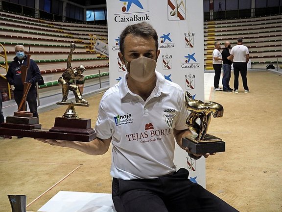 Óscar González, con los trofeos que le acreditan como vencedor del Trofeo de Maestros y del Circuito de Puntos ‘Bolista de Bronce’. / Juan